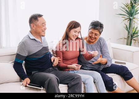 fille asiatique fille adolescent heureux excitant volontiers avec le test de grossesse trouvé résultat enceinte positive heureux d'avoir un bébé bonnes nouvelles avec les parents matures e Banque D'Images