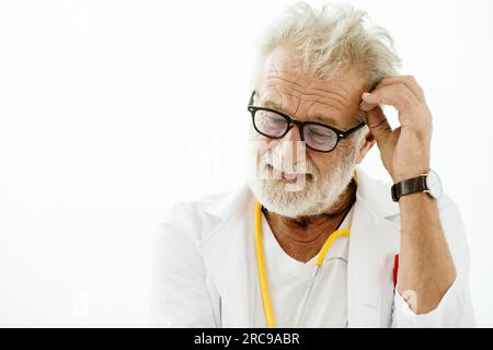 Médecin scientifique senior âgé stressant problème non résolu pensée gros plan sur fond blanc. Banque D'Images