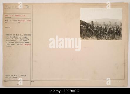 Légende : 'le VP J. E. Gibbon, S.C., capture le moment où les membres de la Y.M.C.A servent du chocolat chaud aux troupes de Co C, 6th Engineers, 3rd Division près de St. Eugène, France le 2 juillet 1918. Miss Elizabeth Barker et Miss Irene Nash. Photo transmise par le censeur A.E.F. le 29 juillet 1918.' Banque D'Images