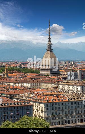 Turin, Piémont, Italie - paysage urbain vu d'en haut avec le symbole de l'architecture Mole Antonelliana de la ville de Turin, en arrière-plan les Alpes avec Banque D'Images