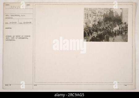 Le caporal Ingleston, de Caroline du Sud, est capturé par caméra pendant sa participation aux activités militaires américaines pendant la première Guerre mondiale. La photographie, prise le 22 novembre 1918, représente des scènes de l'entrée des Français dans la ville de Luxembourg. Cette image particulière a reçu le numéro SC-38480 et est enregistrée dans les documents officiels dans le cadre des recommandations du photographe faites le 13 février 1919. Banque D'Images