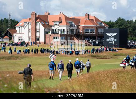 North Berwick, East Lothian, Écosse, Royaume-Uni. 13 juillet 2023. Vue sur le 18e fairway jusqu'au clubhouse du Genesis Scottish Open au Renaissance Club à North Berwick. Iain Masterton/Alamy Live News Banque D'Images