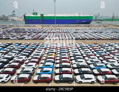 Pékin, Chine. 9th mai 2023. Cette photo aérienne montre les voitures à charger pour l'exportation au port de Yantai, dans la province de Shangdong, en Chine orientale, au 9 mai 2023. Credit: Tang Ke/Xinhua/Alay Live News Banque D'Images