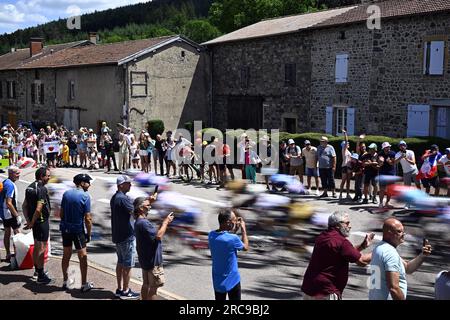 Belleville en Beaujolais, France. 13 juillet 2023. Le peloton de coureurs photographié en action lors de la 12e étape du Tour de France, de Roanne à Belleville-en-Beaujolais (168, 8 km), France, jeudi 13 juillet 2023. Le Tour de France de cette année aura lieu du 01 au 23 juillet 2023. BELGA PHOTO JASPER JACOBS crédit : Belga News Agency/Alamy Live News Banque D'Images