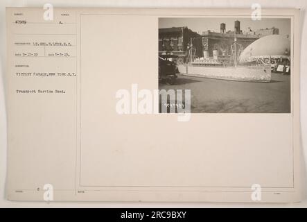 Un bateau de service de transport participant à la Victory Parade à New York, New York, N.Y., pendant la première Guerre mondiale Cette photographie, prise par le Lt. Geo.H. Lyon.S.C. est datée du 3 mai 1919. Le bateau, identifié comme SUBIECT 47989, est vu parmi d'autres véhicules militaires et le personnel marchant dans le défilé. Banque D'Images