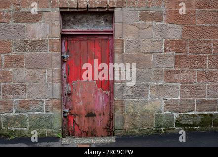 Vieille porte en bois décrépit dans un bâtiment abandonné Banque D'Images