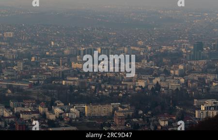 Paysage urbain de Banja Luka dans le smog, pollution de l'air malsain dans les grandes villes Banque D'Images
