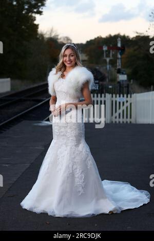 Une séance photo de mariage page & Picture au Bluebell Railway, East Sussex, photographiée par Sam Stephenson, avec mannequin dans une robe Fross Wedding Collections. Banque D'Images