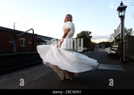 Une séance photo de mariage page & Picture au Bluebell Railway, East Sussex, photographiée par Sam Stephenson, avec mannequin dans une robe Fross Wedding Collections. Banque D'Images