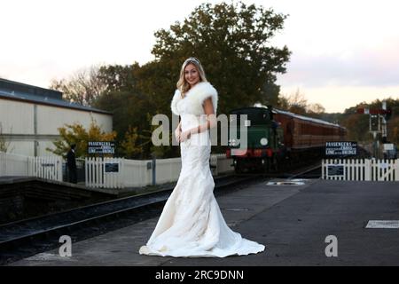 Une séance photo de mariage page & Picture au Bluebell Railway, East Sussex, photographiée par Sam Stephenson, avec mannequin dans une robe Fross Wedding Collections. Banque D'Images