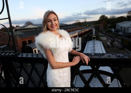 Une séance photo de mariage page & Picture au Bluebell Railway, East Sussex, photographiée par Sam Stephenson, avec mannequin dans une robe Fross Wedding Collections. Banque D'Images