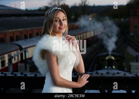 Une séance photo de mariage page & Picture au Bluebell Railway, East Sussex, photographiée par Sam Stephenson, avec mannequin dans une robe Fross Wedding Collections. Banque D'Images