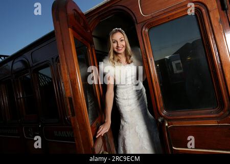 Une séance photo de mariage page & Picture au Bluebell Railway, East Sussex, photographiée par Sam Stephenson, avec mannequin dans une robe Fross Wedding Collections. Banque D'Images