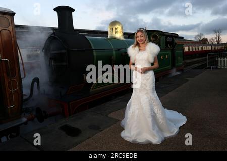 Une séance photo de mariage page & Picture au Bluebell Railway, East Sussex, photographiée par Sam Stephenson, avec mannequin dans une robe Fross Wedding Collections. Banque D'Images