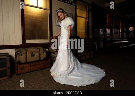 Une séance photo de mariage page & Picture au Bluebell Railway, East Sussex, photographiée par Sam Stephenson, avec mannequin dans une robe Fross Wedding Collections. Banque D'Images