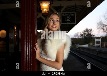 Une séance photo de mariage page & Picture au Bluebell Railway, East Sussex, photographiée par Sam Stephenson, avec mannequin dans une robe Fross Wedding Collections. Banque D'Images