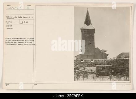 Fortifications allemandes devant une ancienne église à Marcq, Meuse, France. Les fortifications se composent de murs de pierre avec des échappatoires pour le tir et des enchevêtrements de fils barbelés pour la défense. Cette photographie a été prise par le sergent 1e el. C.E. Dunn, S. C., le 27 mars 1919. Banque D'Images