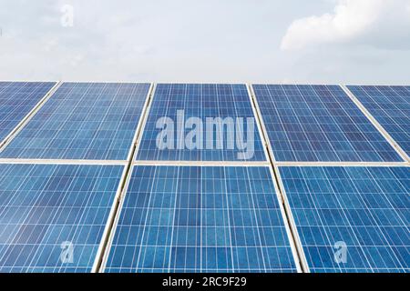 Une banque de grands panneaux solaires dans le cadre d'une ferme solaire sur des terres agricoles dans le Gloucestershire, en Angleterre Banque D'Images