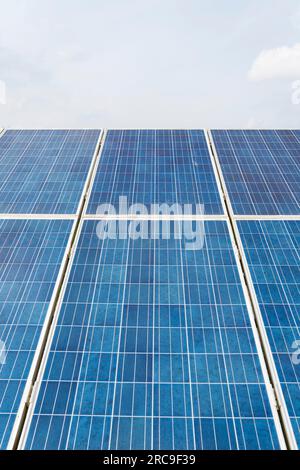 Une banque de grands panneaux solaires dans le cadre d'une ferme solaire sur des terres agricoles dans le Gloucestershire, en Angleterre Banque D'Images
