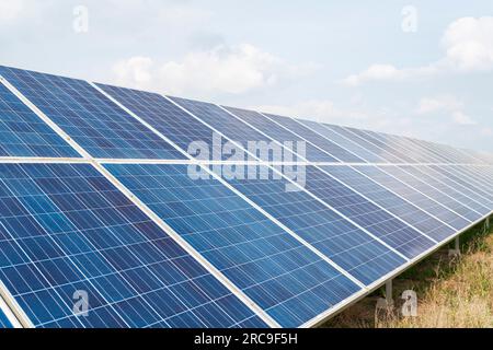 Une banque de grands panneaux solaires dans le cadre d'une ferme solaire sur des terres agricoles dans le Gloucestershire, en Angleterre Banque D'Images