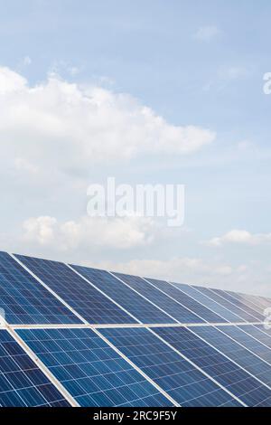 Une banque de grands panneaux solaires dans le cadre d'une ferme solaire sur des terres agricoles dans le Gloucestershire, en Angleterre Banque D'Images