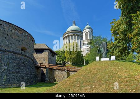 Burg Esztergom, Parkanlage, Városalapító vitez Szobra, Esztergomi Bazilika, Sankt-Adalbert-Kathedrale Banque D'Images