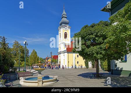 Grundschule, Általános Iskol, Kirche, Szüz Maria az Isteni Gondviselés Anyja Templom, Springbrunnen Banque D'Images