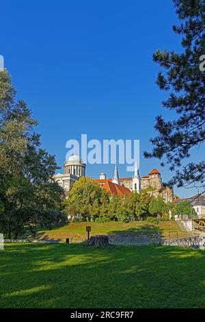 Parkanlage, Burg Esztergom, Esztergomi Bazilika, Sankt-Adalbert-Kathedrale Banque D'Images