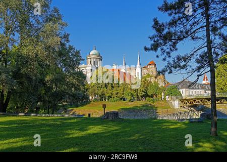 Parkanlage, Burg Esztergom, Esztergomi Bazilika, Sankt-Adalbert-Kathedrale Banque D'Images