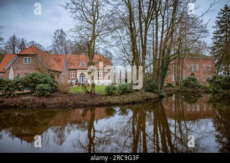 Blick über die Krückau auf die Schlossinsel im Rantzauer See mit dem ehemaligen Amtgericht (rechts, heute ein Museum) und früheren Gefängnis (Links, h Banque D'Images