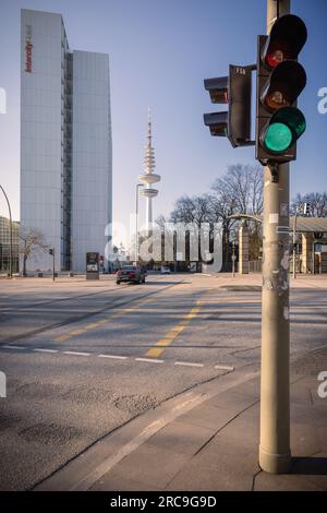 Kreuzung in Hamburg zwischen Messehallen und Planten un Blomen, in der Mitte leuchtet der Fernsehturm in der Frühlingssonne Banque D'Images