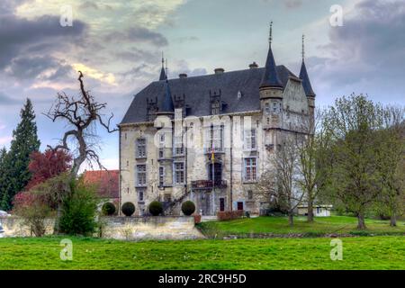 DAS beleuchtete Wasserschloss Schaloen in Valkenburg aan de Geul zur blauen Stunde, Hollande, Niederlande, Europe. Banque D'Images