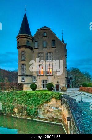 DAS beleuchtete Wasserschloss Schaloen in Valkenburg aan de Geul zur blauen Stunde, Hollande, Niederlande, Europe. Banque D'Images