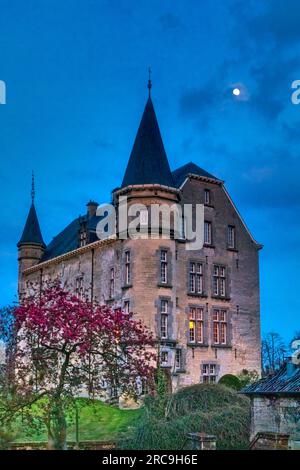 DAS beleuchtete Wasserschloss Schaloen in Valkenburg aan de Geul zur blauen Stunde, Hollande, Niederlande, Europe. Banque D'Images