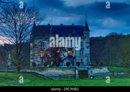 DAS beleuchtete Wasserschloss Schaloen in Valkenburg aan de Geul zur blauen Stunde, Hollande, Niederlande, Europe. Banque D'Images