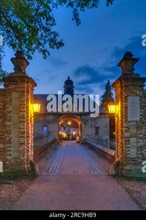 DAS beleuchtete Wasserschloss Schaloen in Valkenburg aan de Geul zur blauen Stunde, Hollande, Niederlande, Europe. Banque D'Images