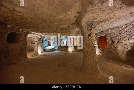 enge Gaenge und niedrige Raeume in unterirdische Stadt Kaymakli, Kaymakli Underground City, UNESCO Weltkulturerbe, Kappadokien, Anatolien, Tuerkei Banque D'Images