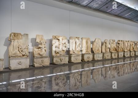 Reliefs des Sebasteion im Museum von Aphrodisias Ancient City, Denizli, Tuerkei |reliefs de Sebasteion à l'intérieur du musée d'Aphrodisias Ancient City, H Banque D'Images