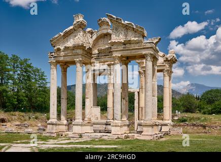 Tetrapylon dans la ville antique d'Aphrodisias, Denizli, Tuerkei |Tetrapylon dans la ville antique d'Aphrodisias, Denizli, Turquie| Banque D'Images