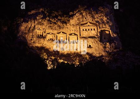 Nachtaufnahme der beleuchteten Lykische Felsengraeber in einer Felswand von Dalyan, Tuerkei |cliché de nuit de tombes rocheuses lyciennes illuminées dans un rocher Banque D'Images