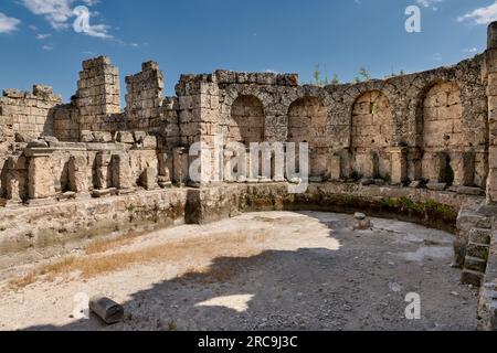 Roemische suedliche Therme, Ruinen der roemischen Stadt Perge, Antalya, Türkei |Bath sud romain, ruines de la ville romaine de Perge, Antalya, Turquie Banque D'Images