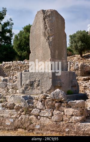 Xanthos, Tuerkei |colonne inscrite ou Obélisque xanthienne ( Xanthos Stele), avec inscriptions des trois anciennes langues dans la ville antique de Xanthos, Turquie| Banque D'Images