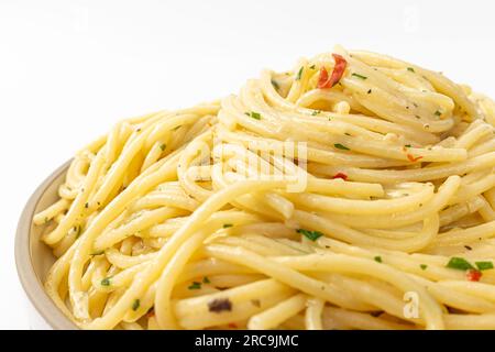 Aglio e olio sur fond blanc Banque D'Images