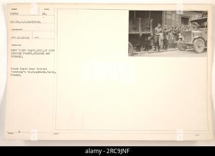 Un train de camions près du quartier général Pershing à Paris, France. Cette photo a été prise lors de la tournée de West point Class of 1921 à travers la France, la Belgique et l'Allemagne. La photographie a été prise par le lieutenant-colonel G.R. Harrison le 13 décembre 1919. L'image est classée sous le symbole eu et porte le numéro d'identification 64684. Ces détails sont indiqués dans la description et les notes qui l'accompagnent. Banque D'Images