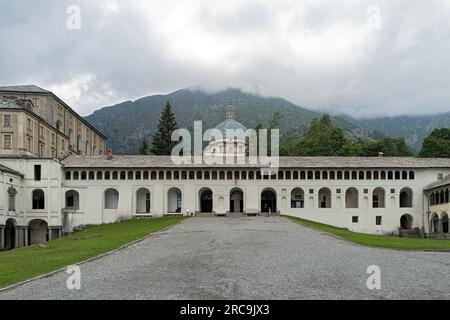 La cour intérieure du sanctuaire marial avec vue sur la basilique Nuova et le mont Mucrone derrière elle Banque D'Images