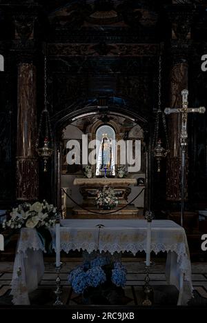 La statue de la Vierge Noire à l'intérieur du sanctuaire marial Banque D'Images