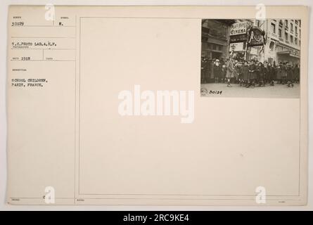 Groupe d'écoliers de Paris, France, réunis devant le cinéma Palais Feles pendant la première Guerre mondiale Cette photographie a été prise en 1918 par un photographe de l'A.E.F. et est identifiée par le laboratoire sous le numéro 30129 de la S.C. Labo photo. Banque D'Images