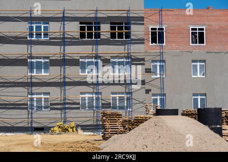 Travaux de restauration de façades. Échafaudage devant la façade. Bâtiment en construction avec échafaudages. chantier de construction dans les entreprises de construction Banque D'Images