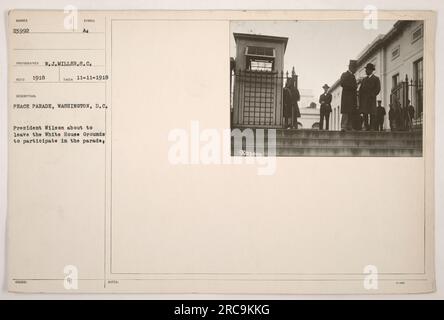 Le président Wilson se prépare à rejoindre le défilé de la paix à Washington, D.C. le 11 novembre 1918. Le défilé a eu lieu pour célébrer la fin de la première Guerre mondiale. Le président Wilson peut être vu debout sur le terrain de la Maison Blanche, s'apprêtant à partir pour l'événement. Banque D'Images