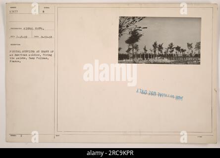 Funérailles tenues sur la tombe d'un soldat américain au Camp Pullman, France. Un salut de tir est effectué comme un hommage pour honorer le soldat tombé au combat. Cette photographie capture la solennité de l'occasion et le respect manifesté à ceux qui ont fait le sacrifice ultime. Banque D'Images